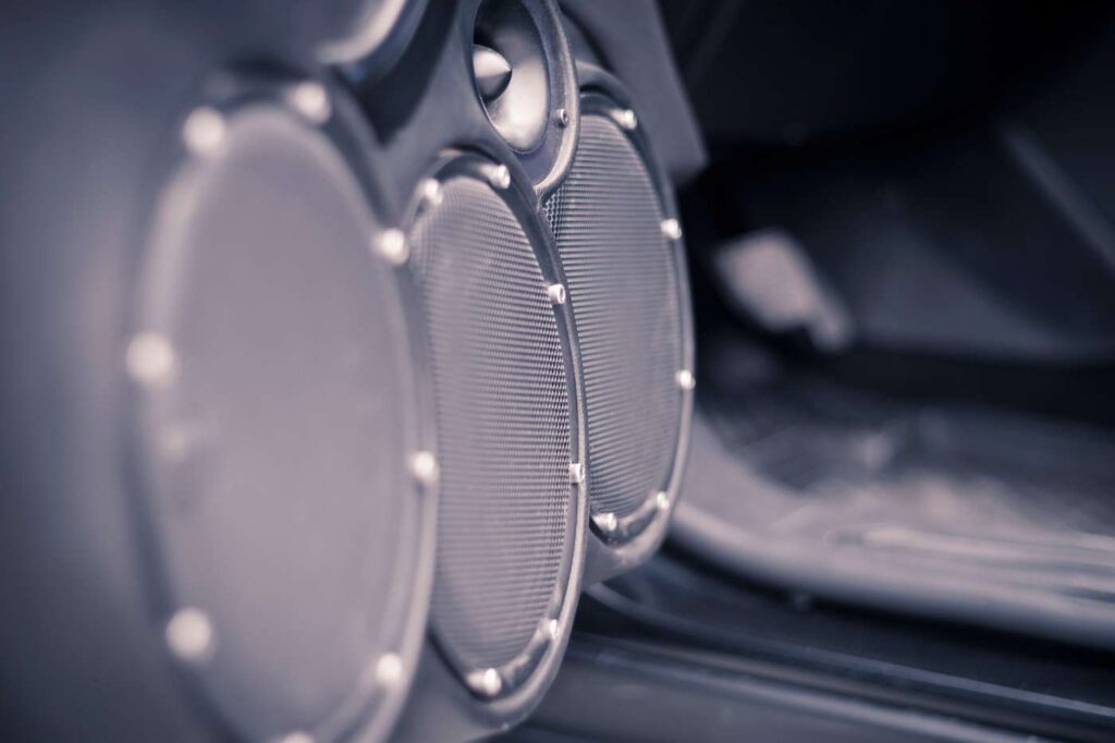 auto speakers in de deur